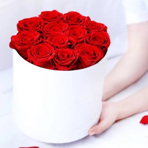12 roses in round box