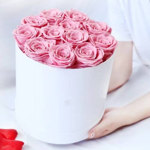 12 roses in round box