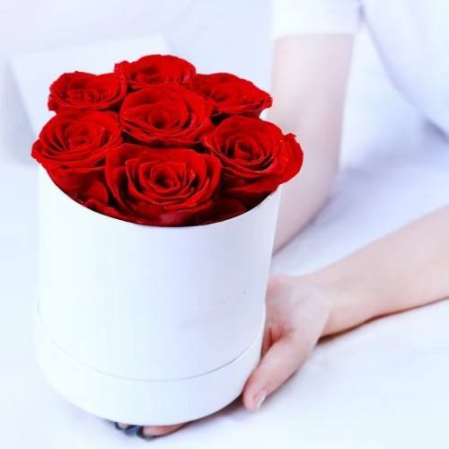 everlasting roses in round box